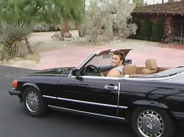 Mario Klintworth in einem schwarzen Oldtimer-Cabrio