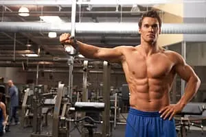 Mario Klintworth posiert im Fitnessstudio