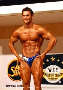 Mario Klintworth auf der Wettkampfbühne der World Fitness Federation