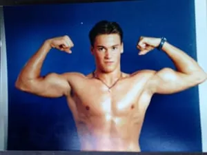 Der junge Mario Klintworth posiert mit angespanntem Bizeps