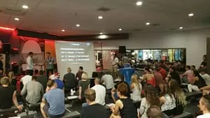 Mario Klintworth hält ein Seminar vor vollem Publikum