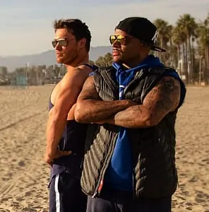 Mario Klintworth mit einem Trainingspartner am Strand in den USA