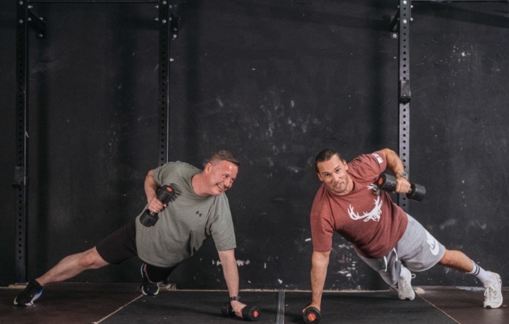 Personal Training – Zwei Männer beim Hanteltraining im Fitnessstudio Düsseldorf